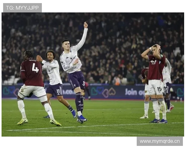 曼联关键比赛抗压能力不足问题显现,对赛季竞争格局形成潜在制约 曼联关键比赛抗压能力不足问题显现,对赛季竞争格局形成潜在制约