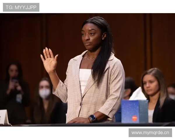 刚刷到西蒙·拜尔斯家居照，家里训练场＋SPA＋衣帽间同框，感觉人生被碾压