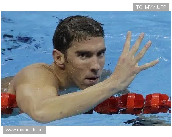 菲尔普斯泳池边的豪车队，旁边竟有人在啃泡面？