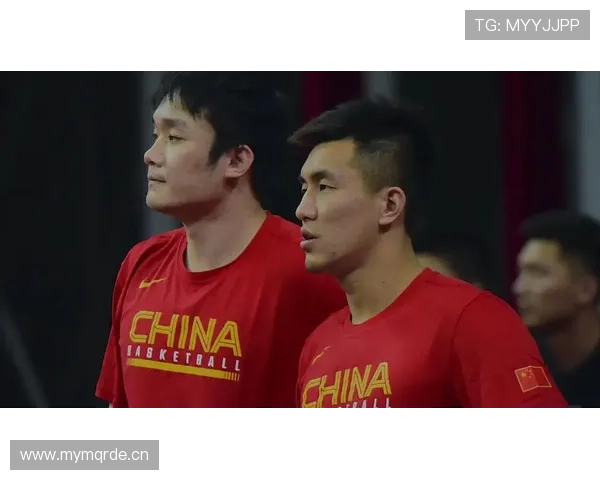 郭艾伦今天又是在商场被粉丝围成小团伙了，豪车和炸鸡一起吃也太反差了吧！